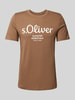 s.Oliver RED LABEL Regular Fit T-Shirt aus reiner Baumwolle mit großem Label Print Mittelbraun