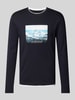 Christian Berg Men Longsleeve mit Motiv-Print und Rundhalsausschnitt Marine