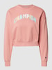 CHAMPION Cropped Sweatshirt mit Label-Schriftzug in Glanz-Optik Koralle