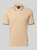 bugatti Slim Fit Poloshirt mit Label-Stitching Beige