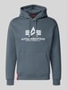 Alpha Industries bluza z kapturem o kroju regular fit z mieszanki bawełny z nadrukiem z logo Jeansowy niebieski