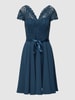 Swing Cocktailkleid mit Spitzenbesatz Rauchblau