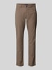 Christian Berg Men Tapered Fit Chino mit Strukturmuster Taupe