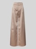 Jake*s Cocktail Regular Fit Bundfaltenhose aus Satin mit Paspeltasche am Gesäß Taupe