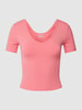 Guess Activewear T-shirt krótki z pikowaniem model ‘BIRGIT ACTIVE CROP TOP’ Morelowy