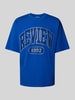 REVIEW T-shirt o kroju oversized z nadrukiem z logo Królewski niebieski