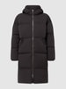 Embassy of Bricks & Logs Gewatteerde lange jas met oversized schouders, model 'Elphin' Zwart