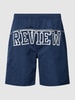 REVIEW Badehose mit College-Print Blau