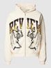 REVIEW Sweatjacke mit Motiv-Print Modell 'COLLEGEFLAME' Ecru