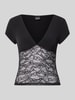 Gina Tricot T-Shirt mit V-Ausschnitt und Spitze Black