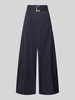 MAC Stoffhose mit Gürtel und Eingrifftaschen Modell 'Carletta' Marine