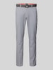 MCNEAL Slim fit chino met riem Middengrijs