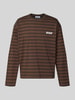 REVIEW Gestreiftes Langarmshirt mit Logoprint vorne und hinten Dunkelbraun