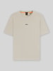 BOSS Orange T-shirt o kroju regular fit z mieszanki bawełny model 'TCHUP' Piaskowy