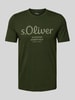 s.Oliver RED LABEL Regular Fit T-Shirt aus reiner Baumwolle mit Statement-Label-Print Oliv