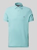 Tommy Hilfiger Regular Fit Poloshirt mit Label-Detail Helltuerkis