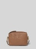 Abro Umhängetasche mit Strukturmuster Modell 'Kaia' Cognac