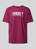 Tommy Jeans T-shirt z nadrukiem z logo Śliwkowy