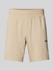 HUGO Regular Fit Shorts mit Label-Print Sand