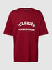 Tommy Hilfiger T-shirt z wyhaftowanym logo model ‘ARCHIVE’ Ciemnoczerwony