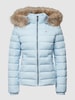 Tommy Jeans Steppjacke mit Brand-Stitching Modell 'BASIC HOODED DOWN JACKET' Hellblau