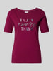 s.Oliver RED LABEL T-shirt z nadrukiem z napisem model ‘Enjoy’ Bordowy