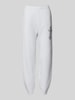 Review Spodnie dresowe o kroju regular fit z obszyciem kamieniami stras Biały