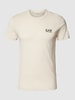 EA7 Emporio Armani T-shirt z nadrukiem z logo Złamany biały