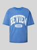 REVIEW T-shirt z nadrukiem z logo Królewski niebieski