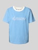 s.Oliver RED LABEL Regular Fit T-Shirt aus reiner Baumwolle mit Schmuckperlen-Schriftzug Blau