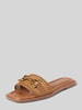 Tamaris Slippers met labeldetail Cognac