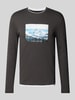 Christian Berg Men Longsleeve mit Motiv-Print und Rundhalsausschnitt Anthrazit