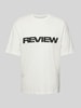 REVIEW T-shirt z nadrukiem z logo Złamany biały