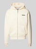 REVIEW Sweatjacke mit Label-Print Ecru
