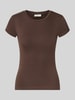 Gina Tricot t-shirt o kroju skinny fit z mieszanki bawełny Czekoladowy
