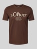 s.Oliver RED LABEL Regular Fit T-Shirt aus reiner Baumwolle mit Statement-Label-Print Mittelbraun