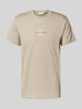 Calvin Klein Jeans T-Shirt mit Rundhalsausschnitt und Label-Stitching Beige