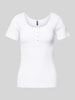 Pieces Slim Fit T-Shirt aus Baumwoll-Mix mit kurzer Druckknopfleiste Modell 'KITTE' Weiss