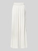 mbyM Spodnie materiałowe z szeroką nogawką i efektem marszczenia model ‘Asaka’ Złamany biały