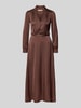 Rinascimento Abendkleid aus Satin mit V-Ausschnitt und Gürtel Dunkelbraun