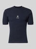 PROHIBITED Slim Fit T-Shirt mit Label-Stitching Dunkelblau