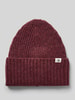 Tom Tailor Denim Ribgebreide beanie met logopatch op de omslag Donkerrood