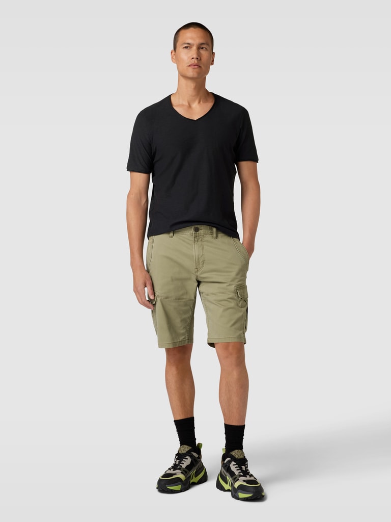 MCNEALRegular Fit T-Shirt aus Baumwolle mit V-Ausschnitt in schwarz