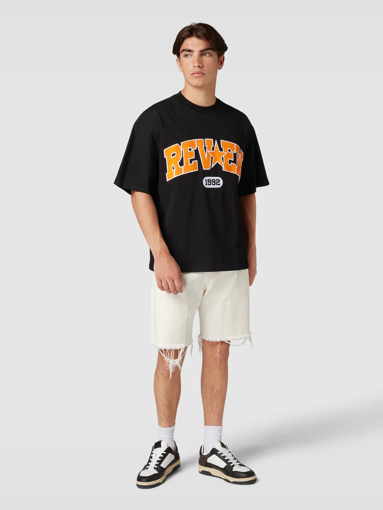 REVIEWT-Shirt mit Label-Print in schwarz