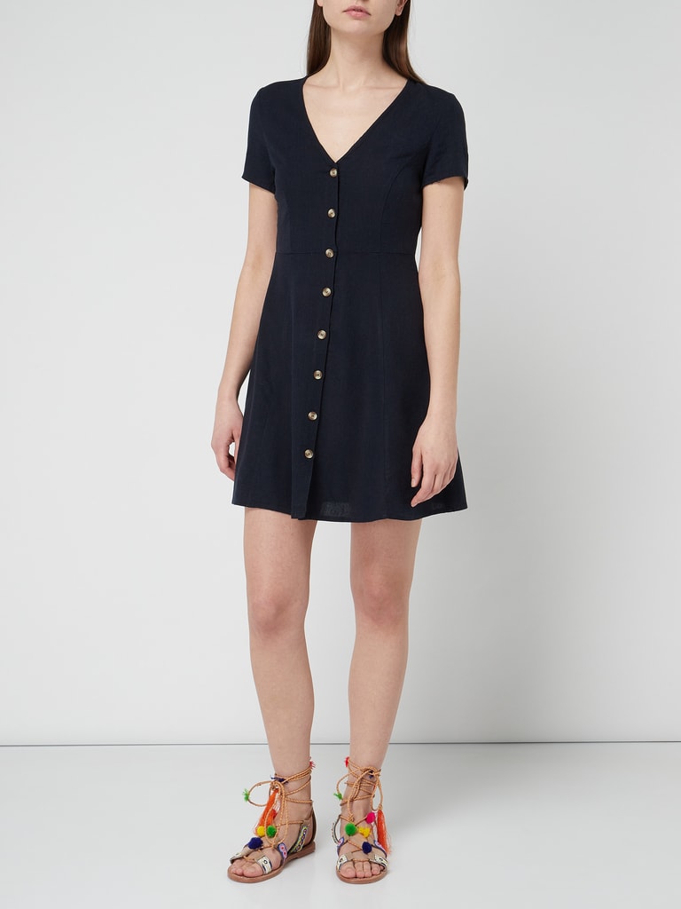 Kleid Mit Durchgehender Knopfleiste Vorne