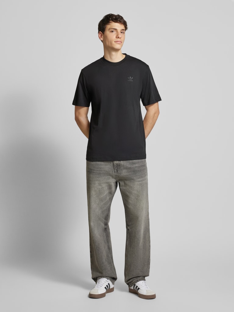 Kup online adidas Originals T-shirt z wyhaftowanym logo (czarny)