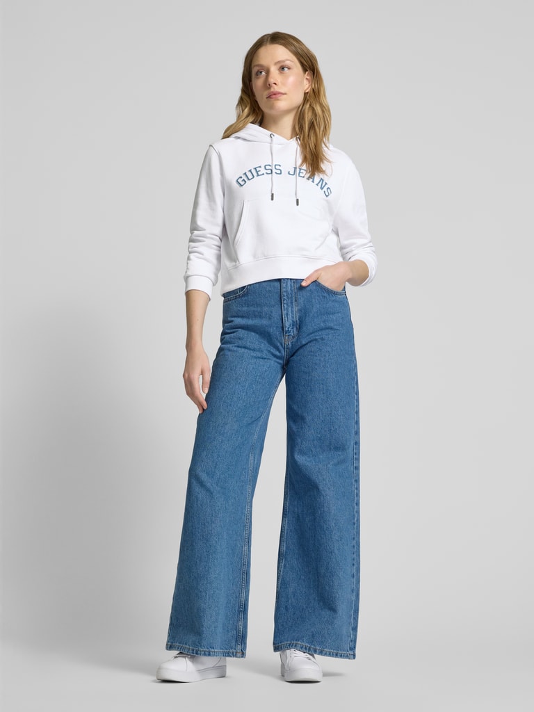 Guess Jeans Cropped Hoodie mit Label-Badges (weiss) online kaufen