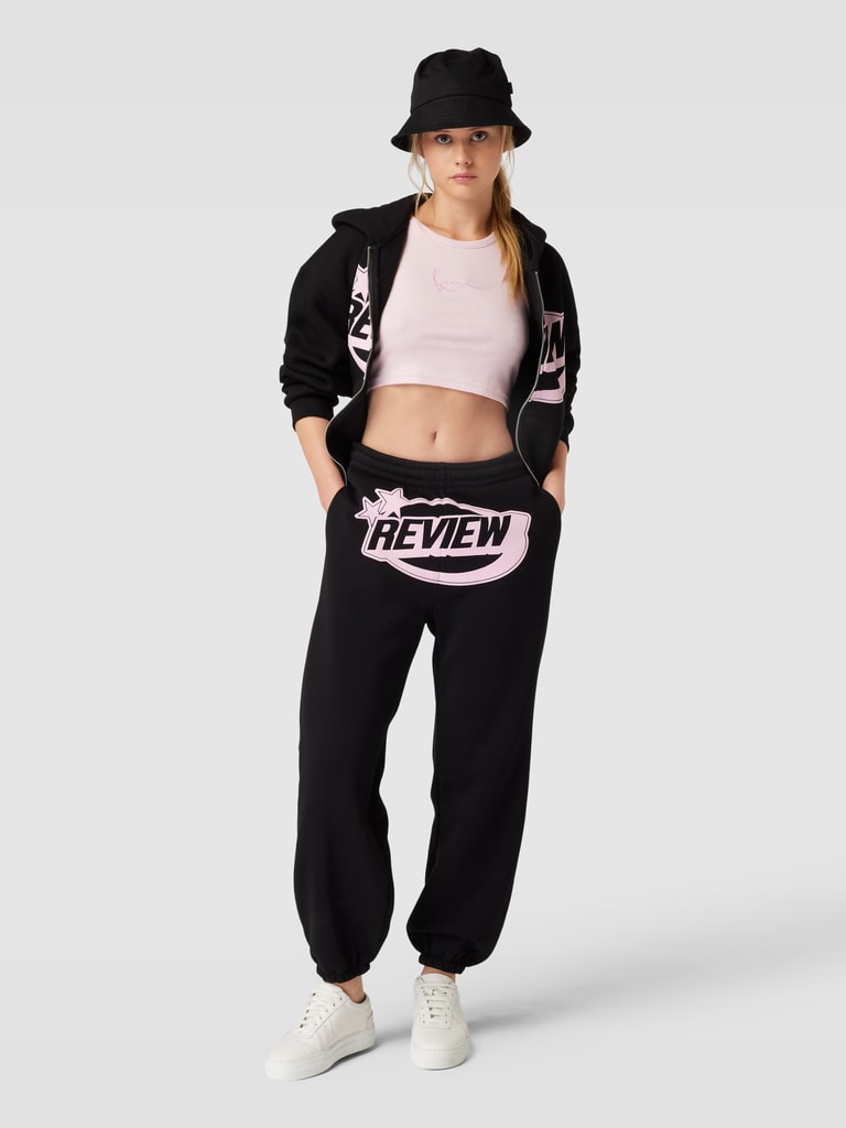 REVIEWSweatjacke mit Label-Print in schwarz