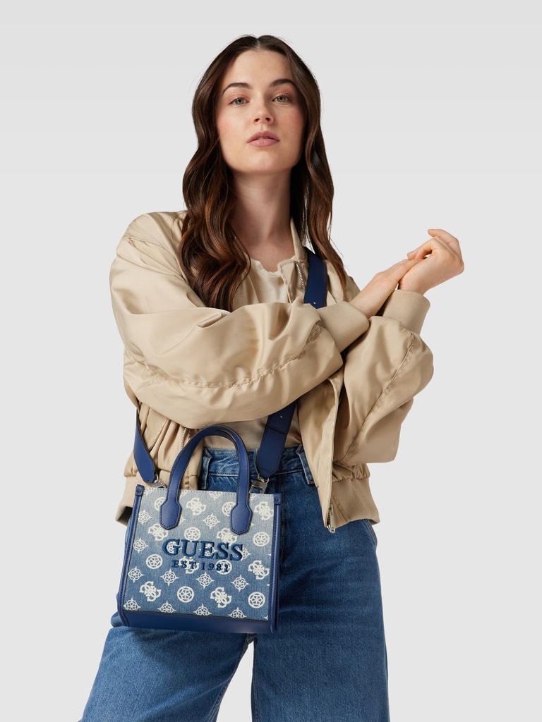 Guess Tote Bag mit Allover-Label-Details Modell 'SILVANA' (marine ...