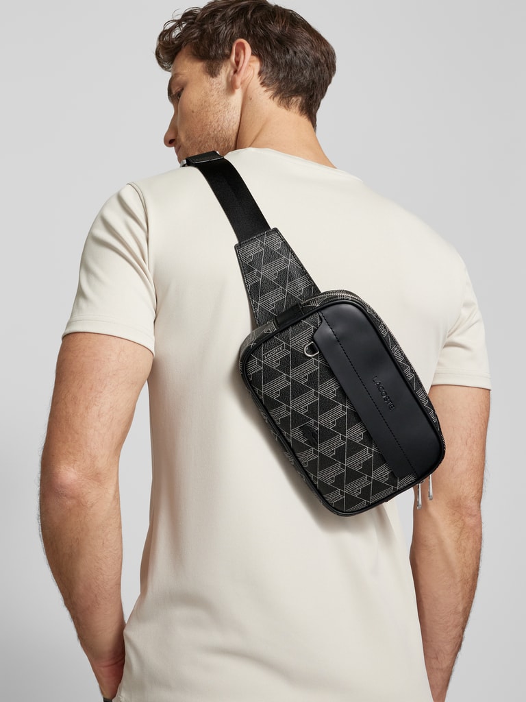 Lacoste Umhängetasche mit Allover-Label-Print (black) online kaufen